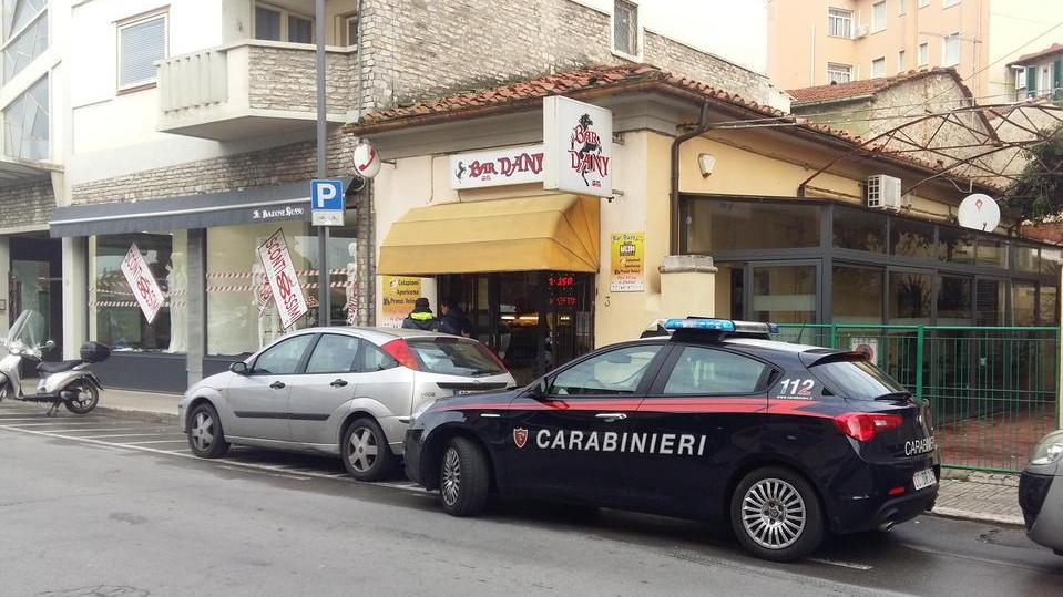 I carabinieri in via Toti sul luogo della duplice aggressione, davanti al Bar Dany