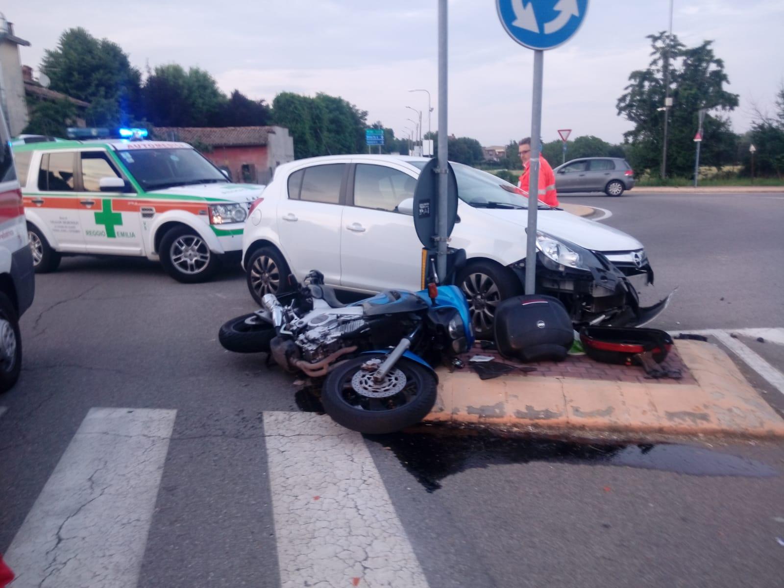 Auto contro moto in rotatoria, un ferito 