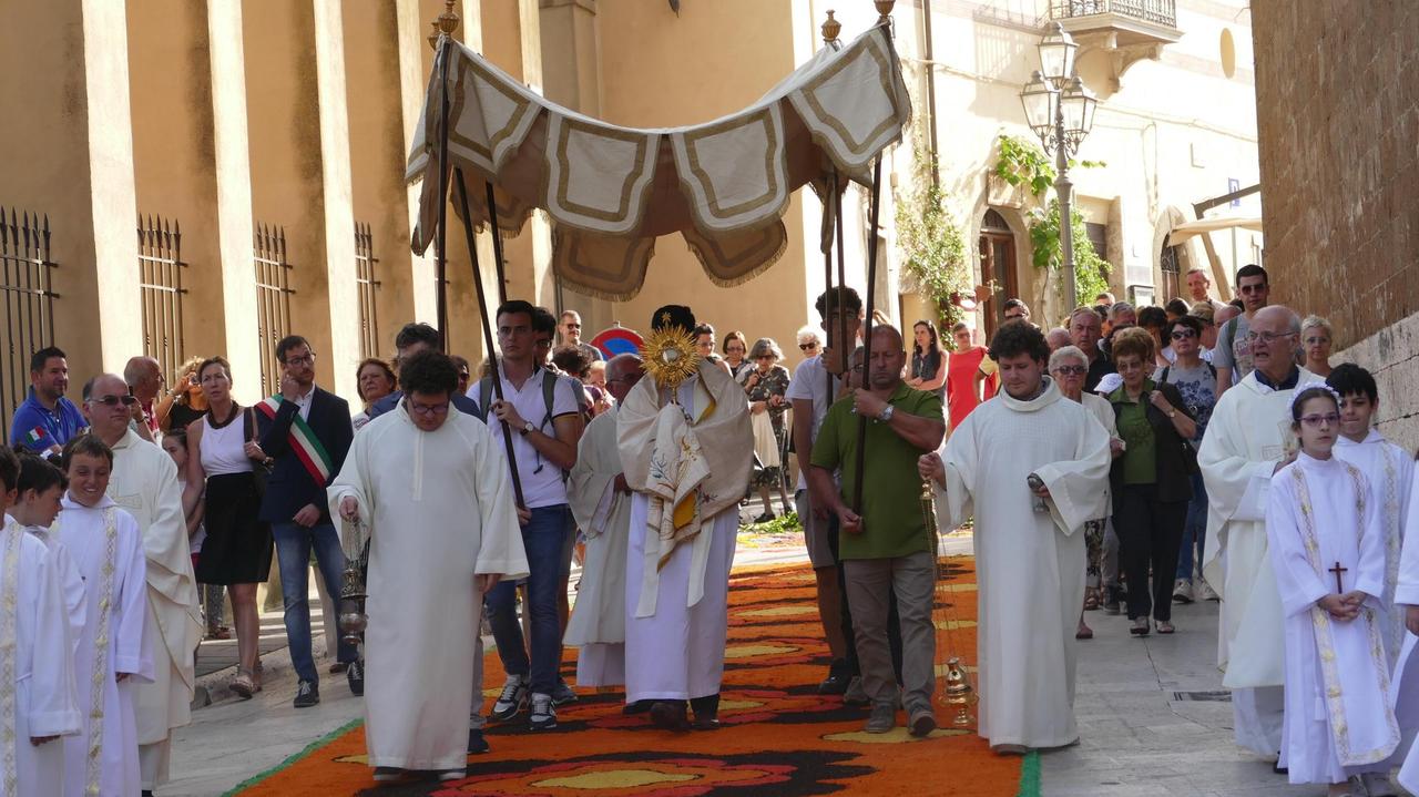 La processione per le vie di Pitigliano ricoperte di tappeti fioriti (foto Enzo Russo)