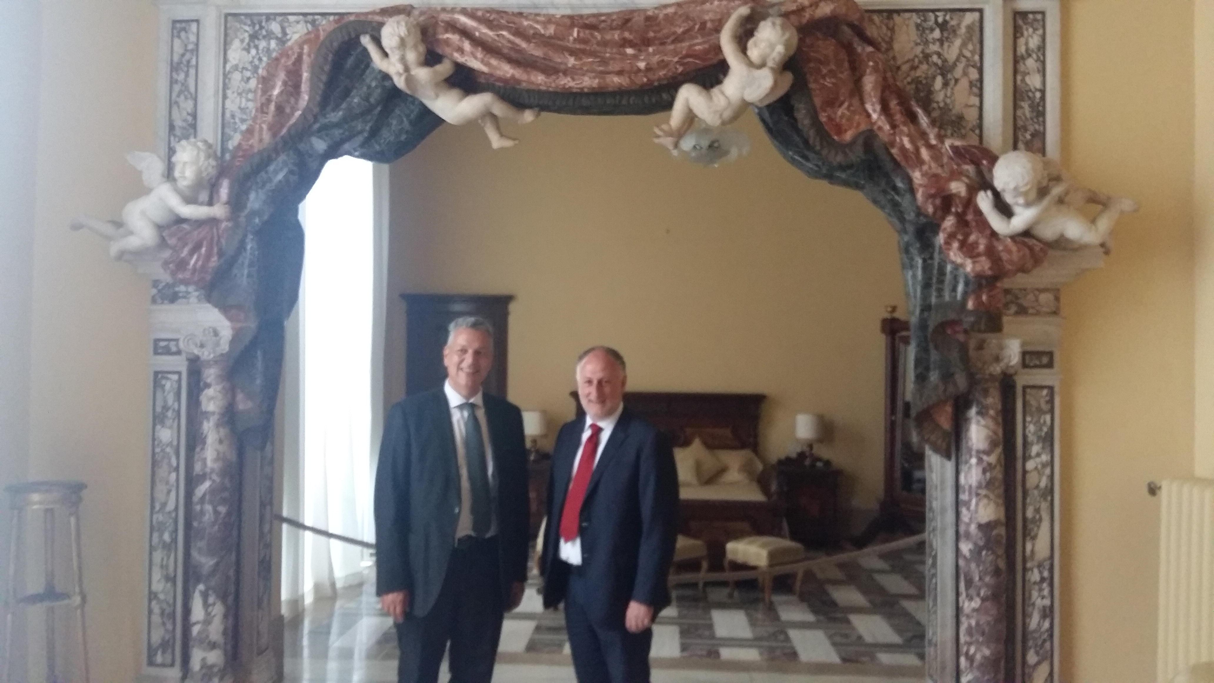 Il prefetto Enrico Ricci e il presidente della Provincia Gianni Lorenzetti davanti all'Alcova Ducale