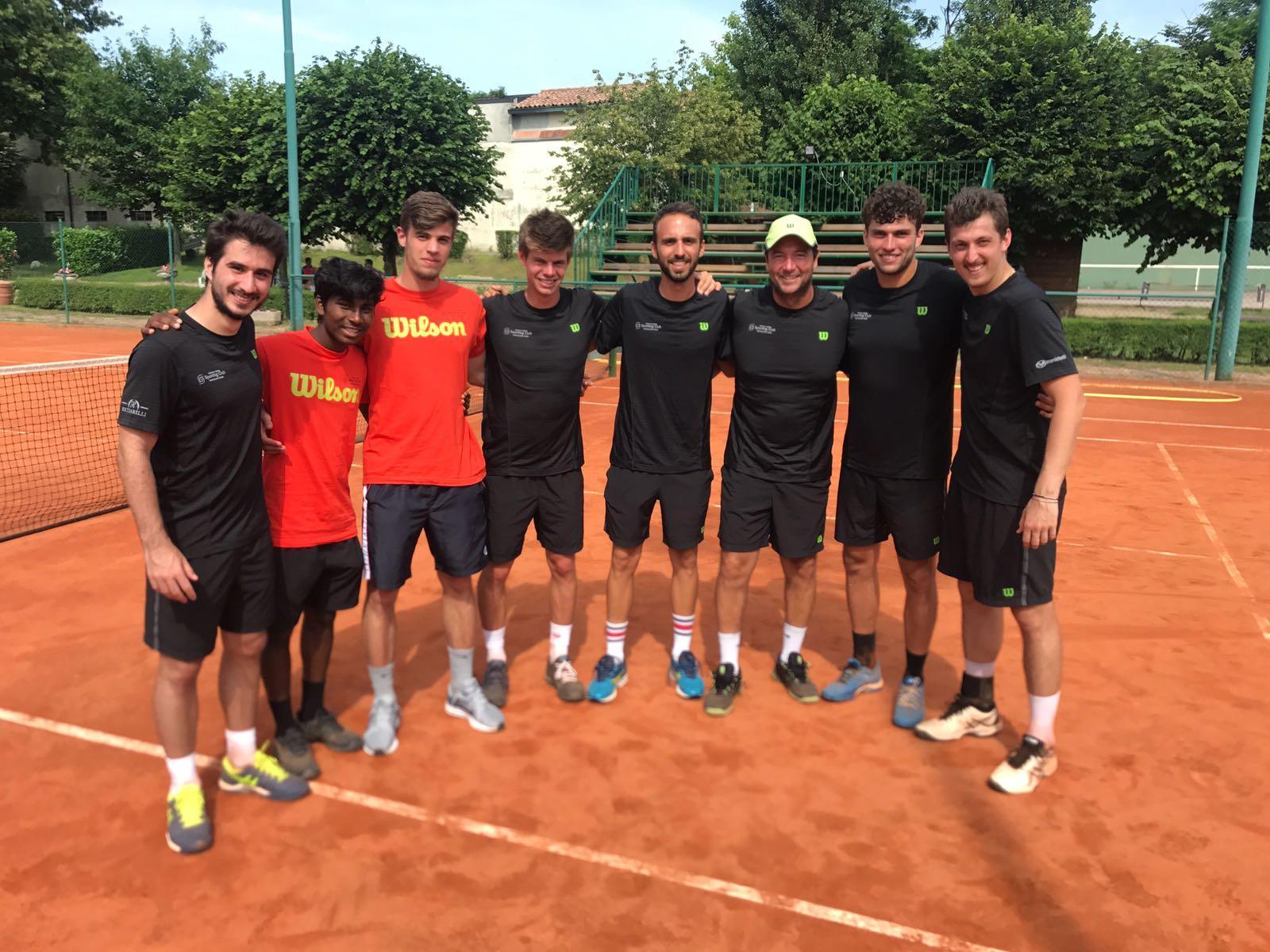 La squadra dello Sporting Club Montecatini in campo a Pavia