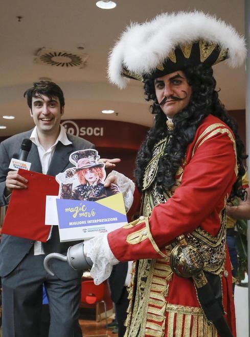 Il vincitore per la migliore interpretazione del contest del centro commerciale di Mmassa e Cozzile (foto Nucci) 