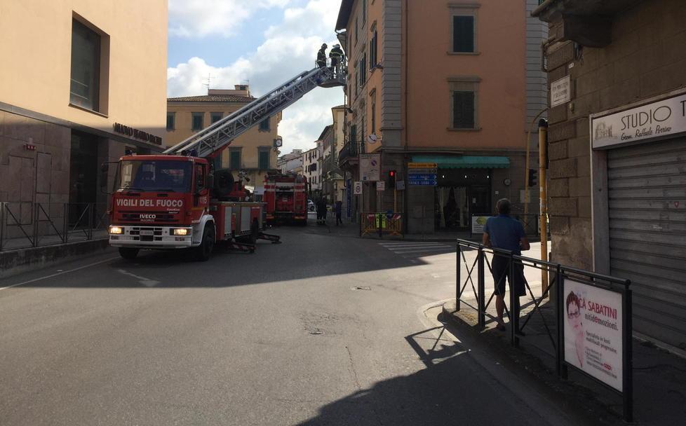 Cade un pezzo di cornicione in centro