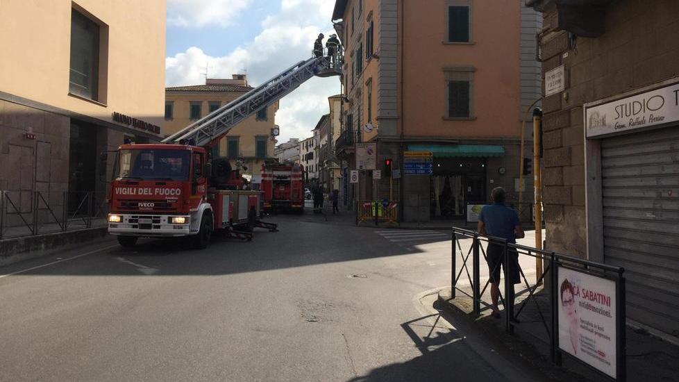 Cade un pezzo di cornicione in centro