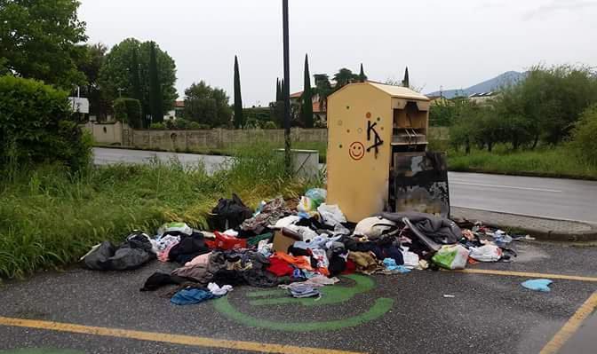 Rimossi alcuni cassonetti degli abiti usati