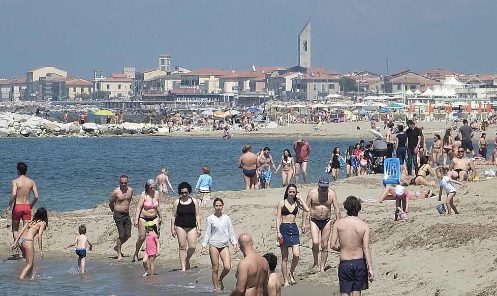 Muore d’infarto sotto gli occhi della sorella in riva al mare