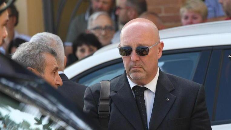 Un pallone di fiori per l’addio a Federico
