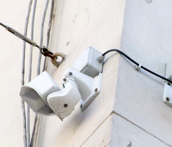 Danneggia due auto parcheggiate ma le videocamere lo inchiodano