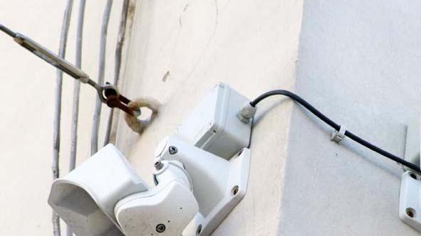 Danneggia due auto parcheggiate ma le videocamere lo inchiodano