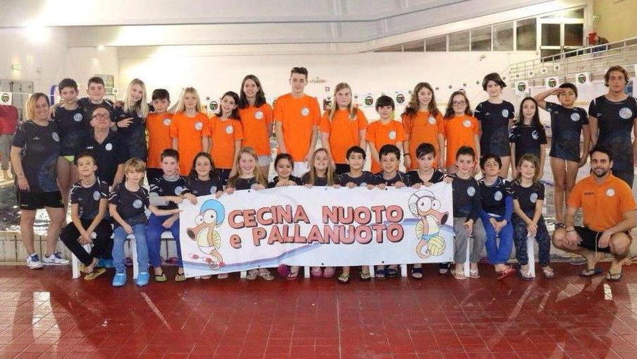Brillano in vasca i nuotatori cecinesi