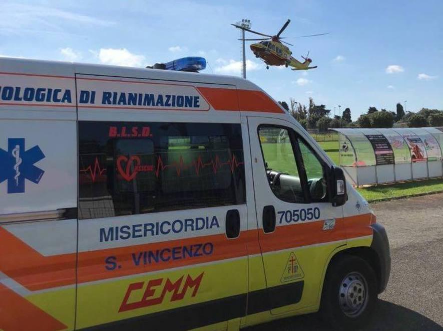 Ciclista si schianta contro un’auto in sosta 