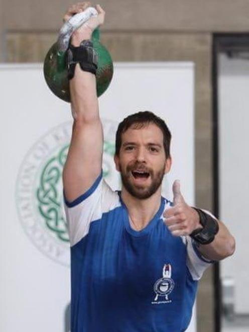 Giorgi Barbieri è il re del kettlebell 