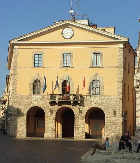 Autocarri, macchine e vecchi scooter