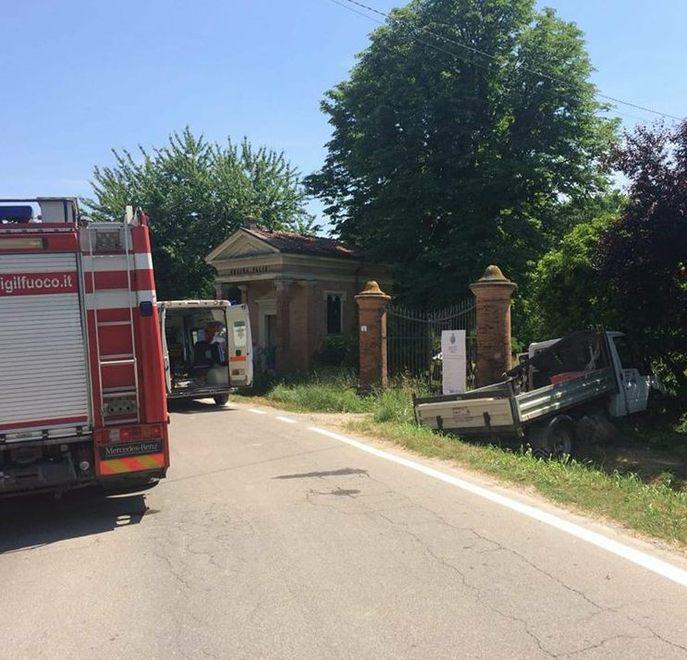 Furgone abbatte una cancellata a Villafranca 