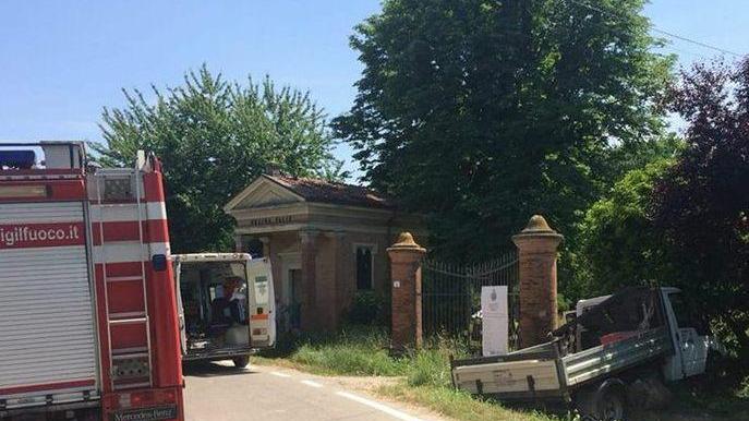 Furgone abbatte una cancellata a Villafranca