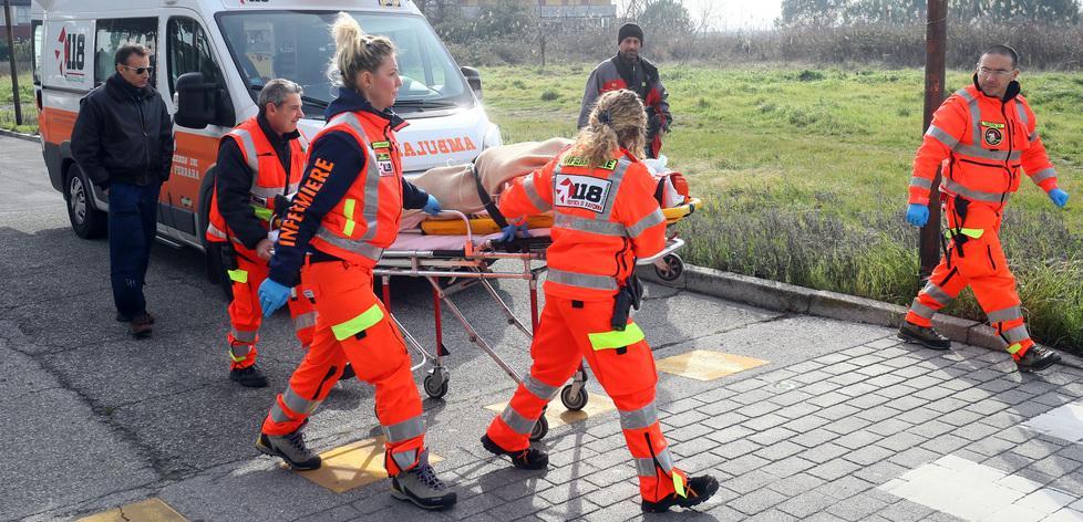 Paura per un bambino caduto dall’auto