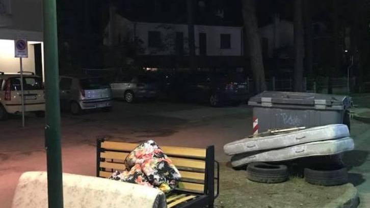 Rifiuti nelle strade, lo sfogo del sindaco