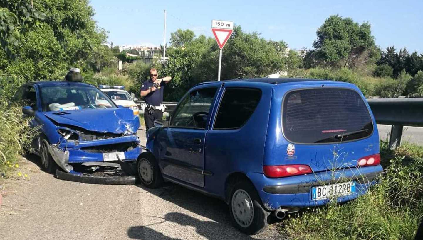 Frontale tra due auto a Sassari, ferita una donna incinta 