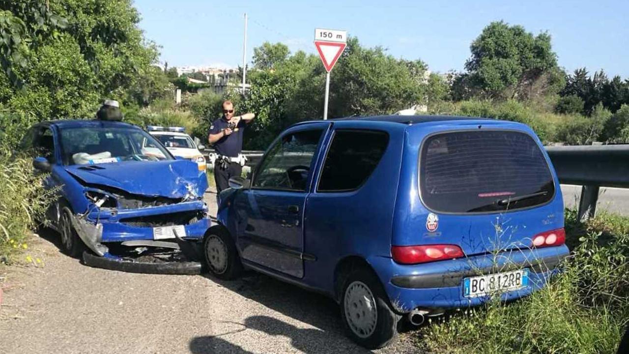 Frontale tra due auto a Sassari, ferita una donna incinta 