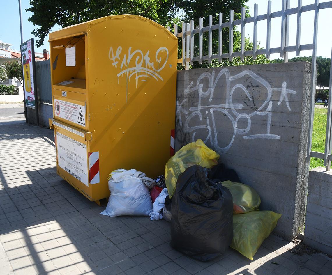 Oristano, indumenti usati: bloccata la raccolta differenziata è il caos 