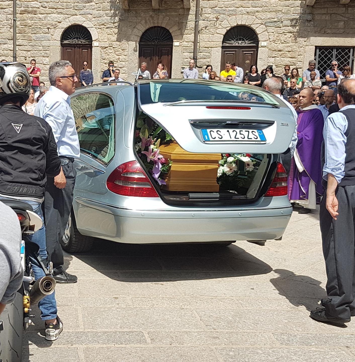 Folla commossa in cattedrale per i funerali del centauro