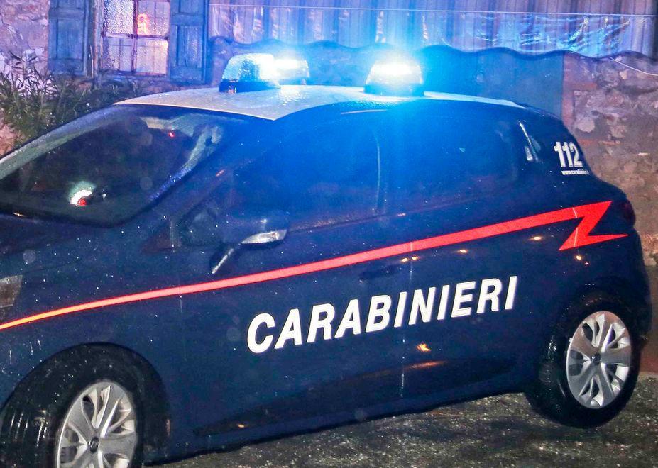Aggredisce madre e sorella, allontanato 