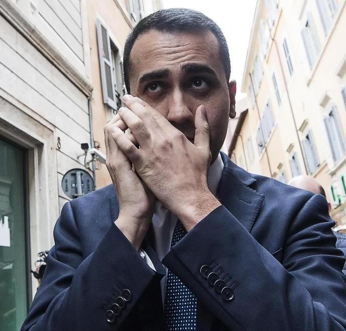I nervi politici dalla canottiera all’abito scuro 
