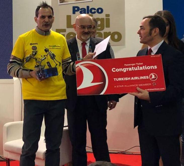 Al centro commerciale l’esperienza di essere in gabbia con uno squalo