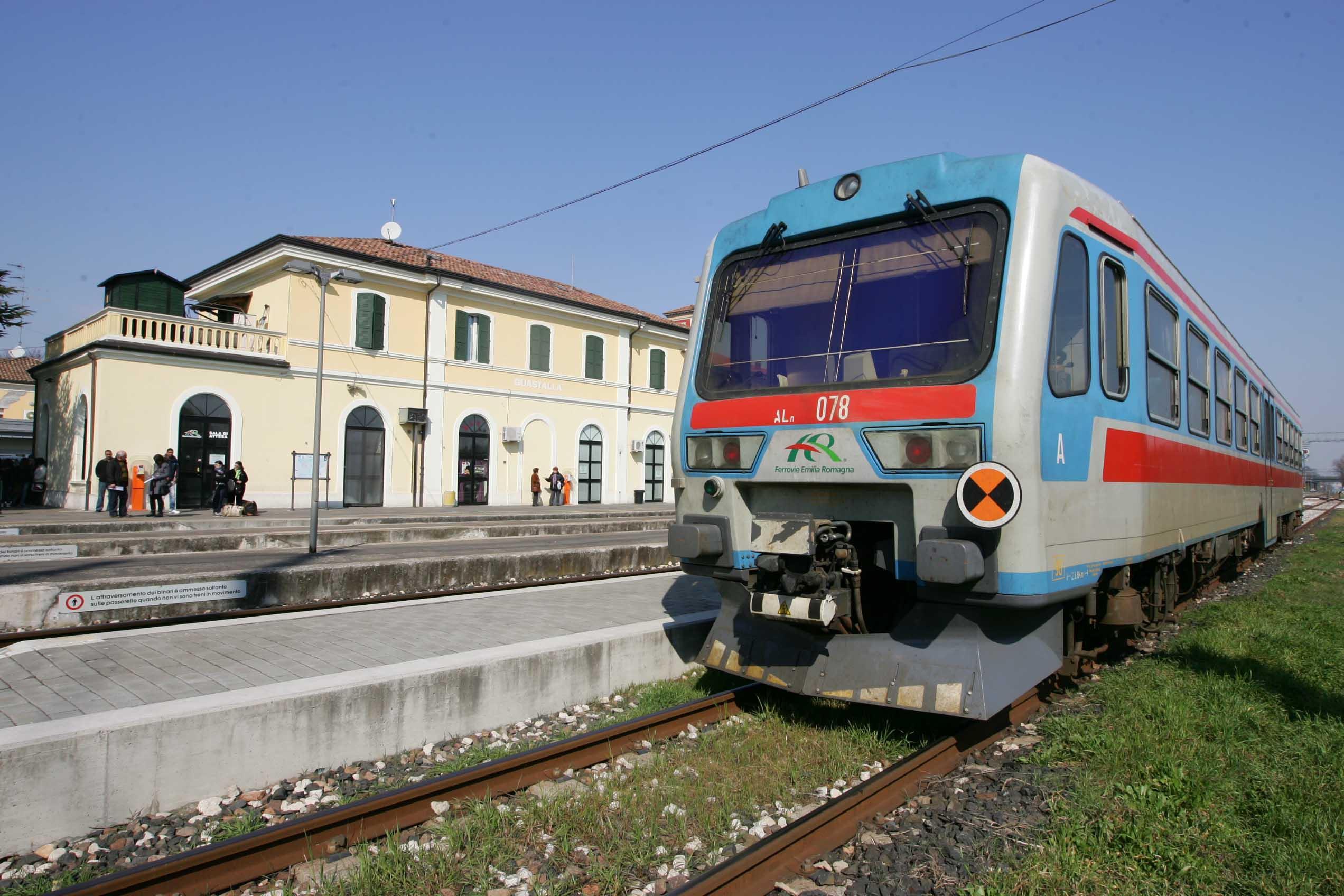 Si lancia dal treno in corsa perché senza biglietto, grave uno studente di 17 anni 