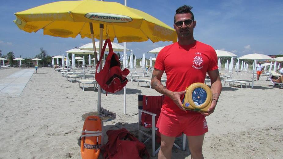 Soffoca per un boccone, viene salvato dai bagnini