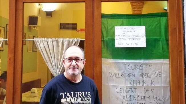 Appende il tricolore anti-euro alla sua pizzeria