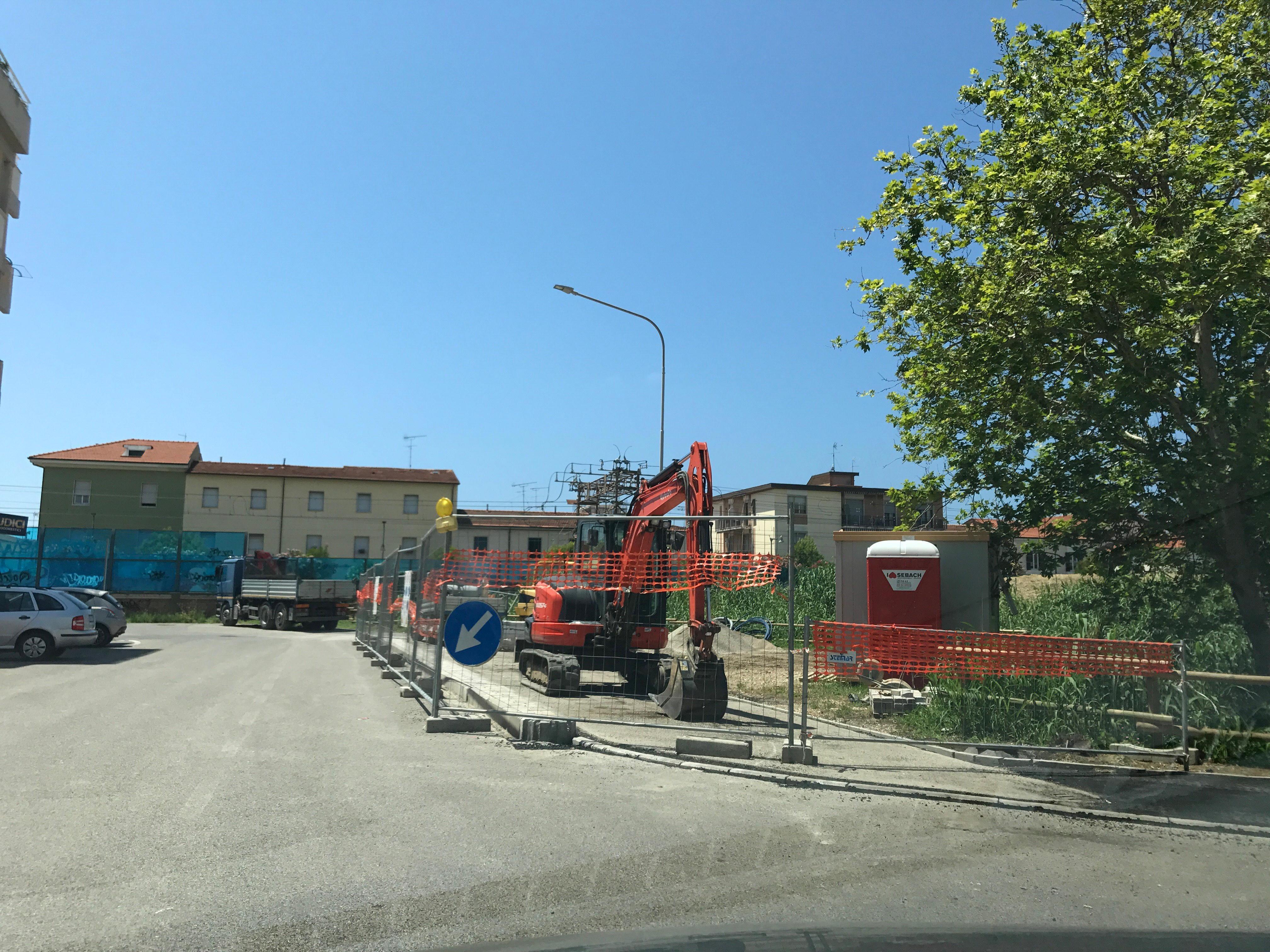 Il cantiere per la pista ciclabile in via della Costituzione