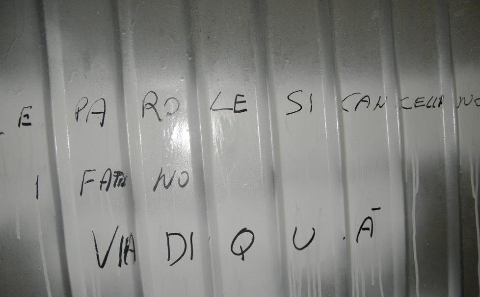 Una delle scritte trovate sulla saracinesca del garage di Giuseppe Di Gioia