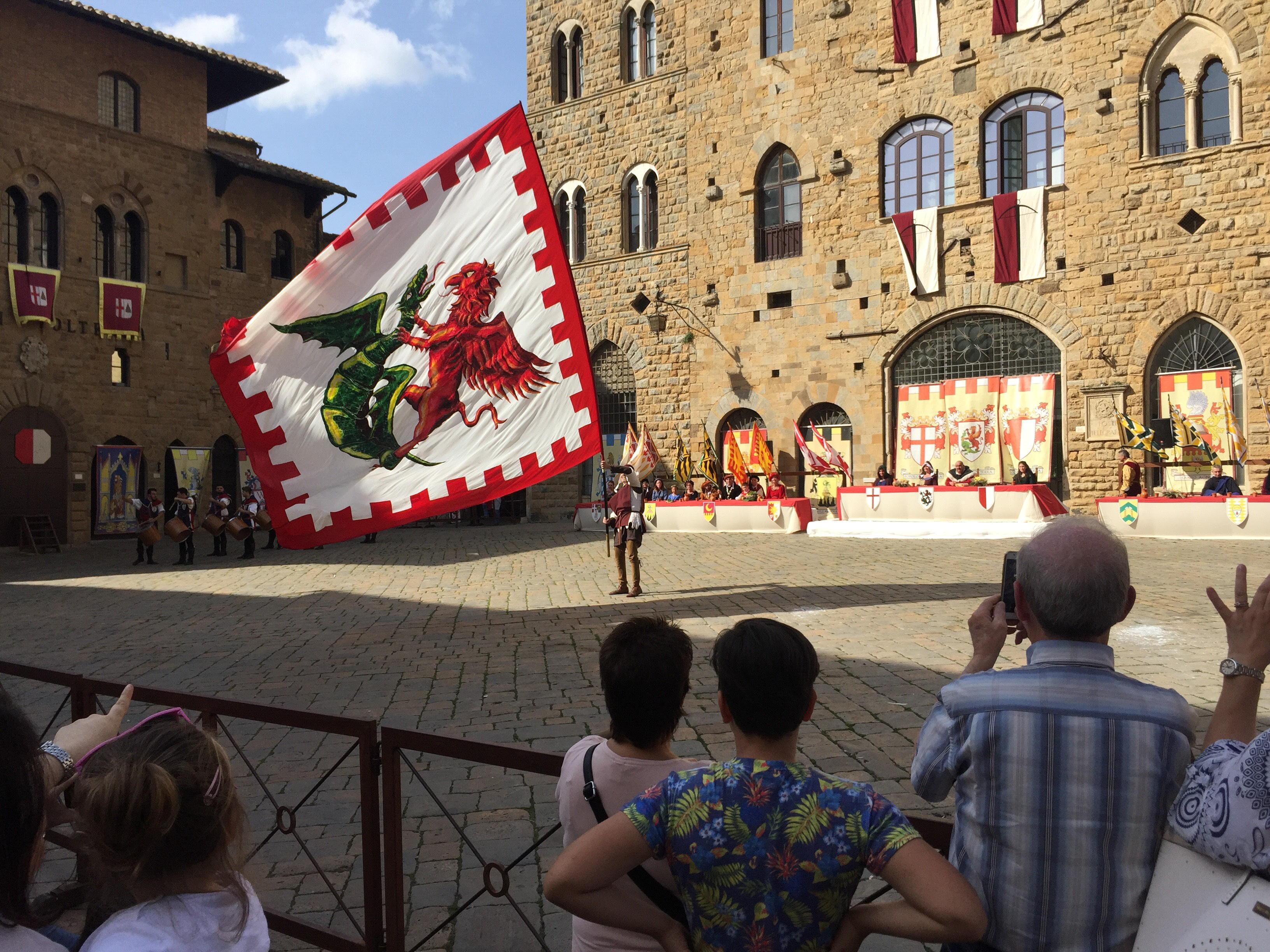Uno sbandieratore alla fine del torneo dei balestrieri in piazza dei Priori