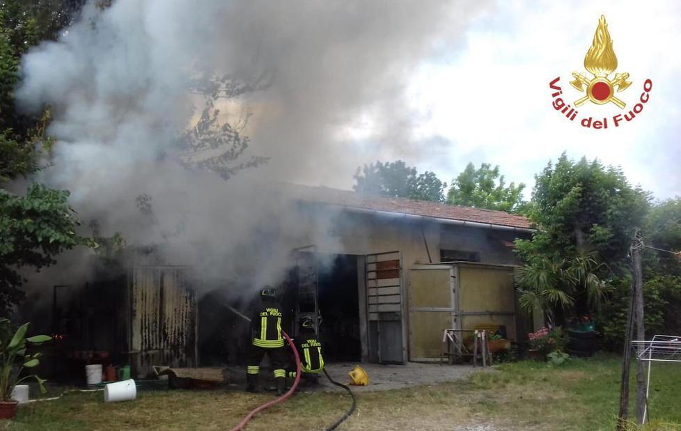La rimessa in fiamme a causa di un fulmine