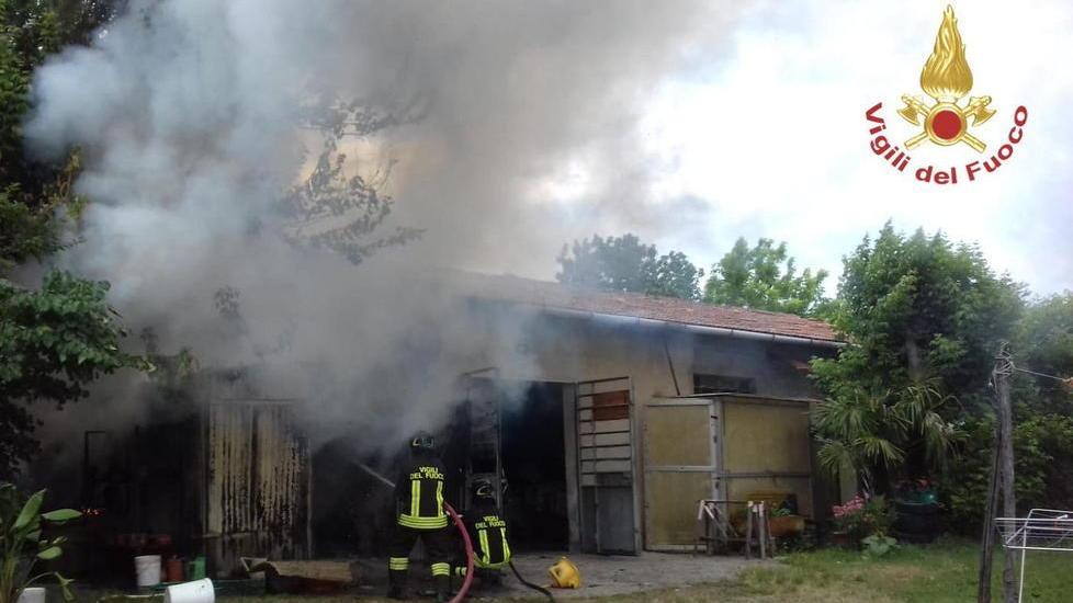 La rimessa in fiamme a causa di un fulmine