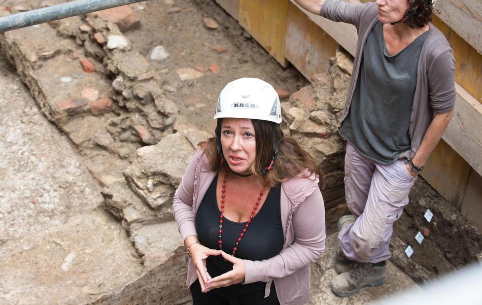 Un tratto di muro riaffiora dal cortile dell’ex Manifattura 