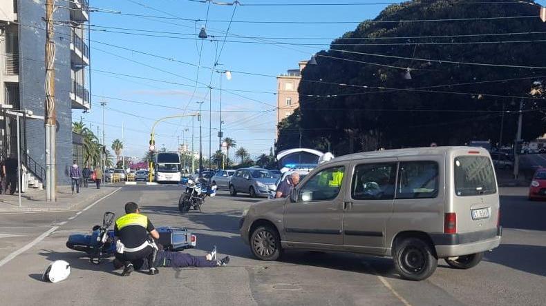 Auto compie una svolta vietata e urta una moto: centauro in ospedale