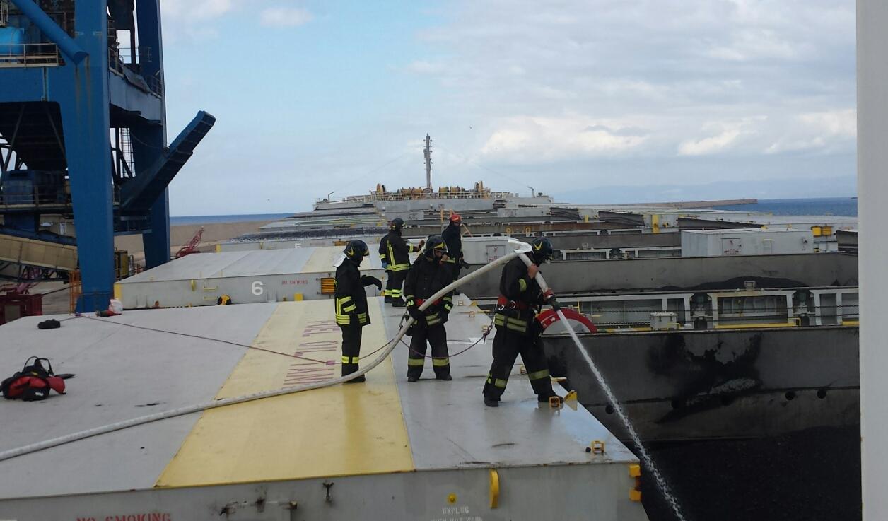 Porto Torres, incendio su una nave carboniera: vigili del fuoco al lavoro per un giorno intero 