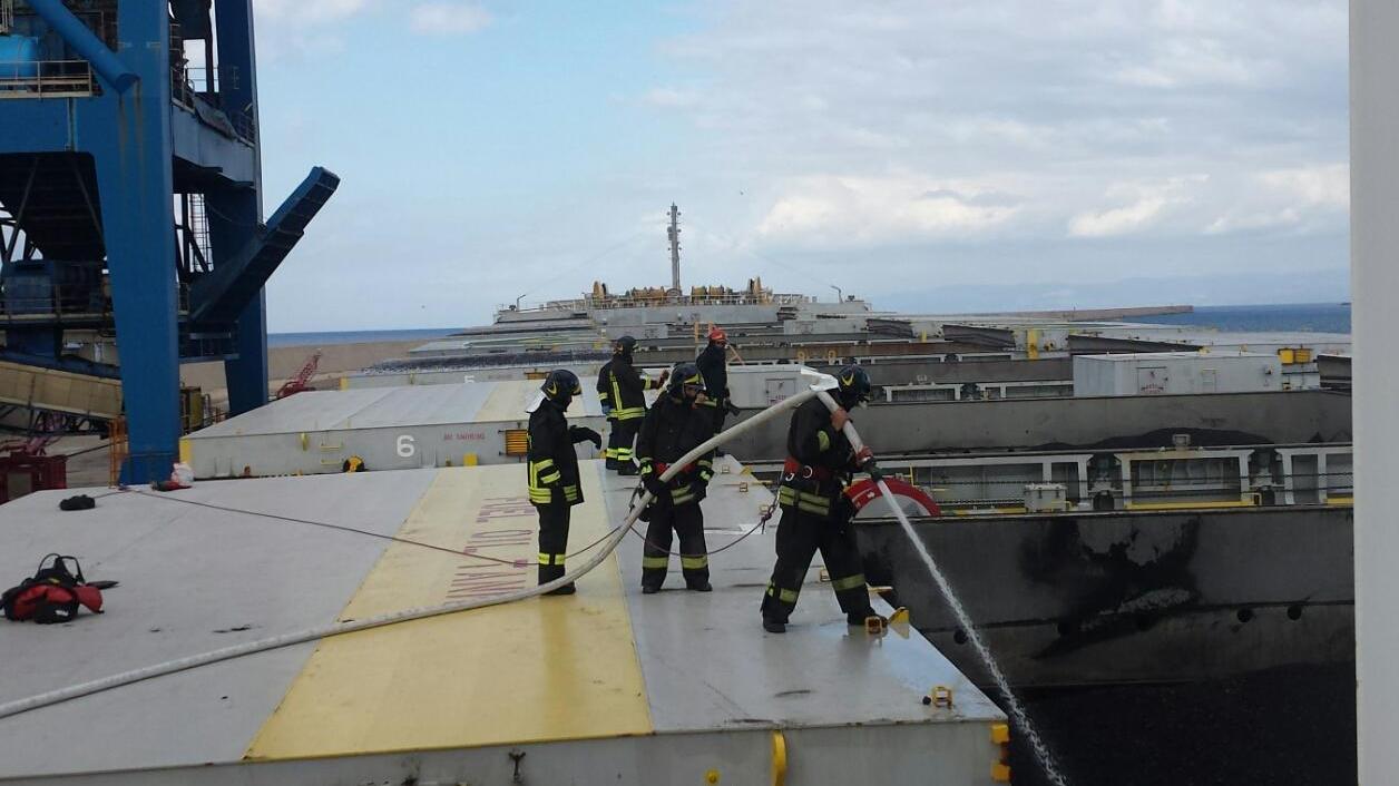 Porto Torres, incendio su una nave carboniera: vigili del fuoco al lavoro per un giorno intero 
