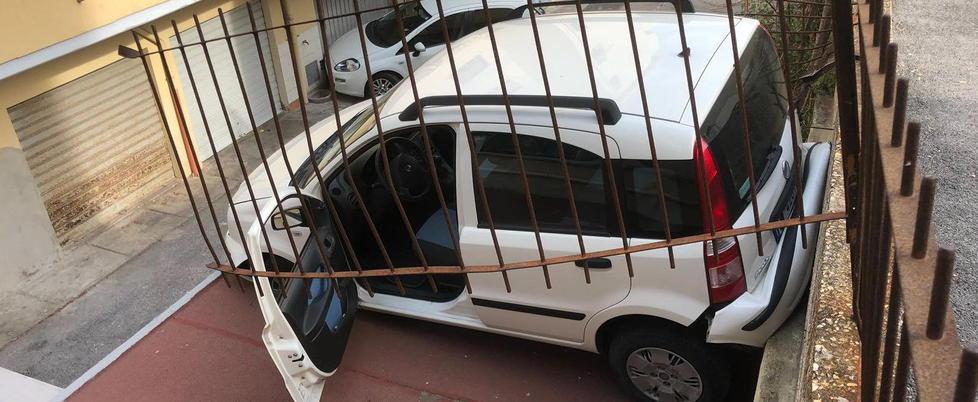 Con l’auto atterra su un tetto