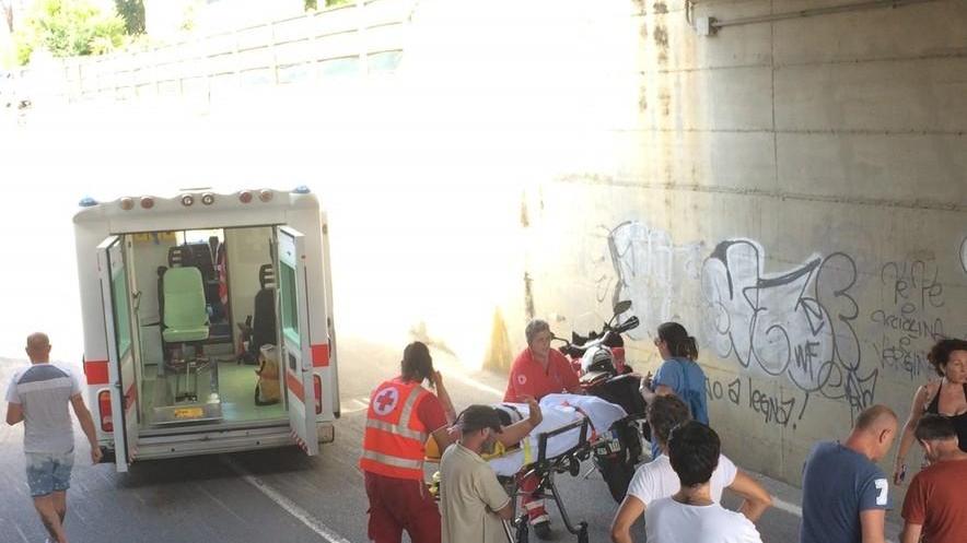 Cade dalla bici e ringrazia tutti i soccorritori