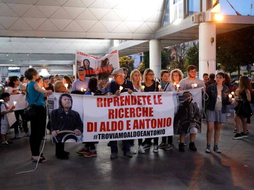 Fiaccolata per fare riprendere le ricerche dei dispersi in mare