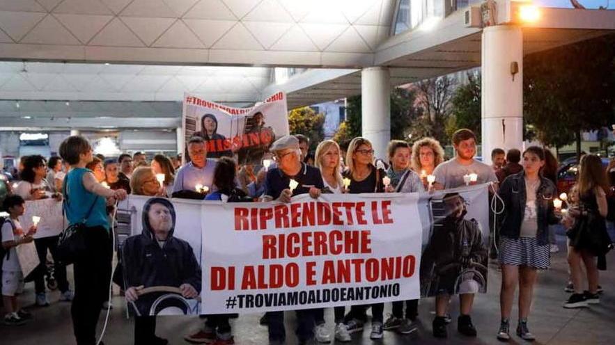 Fiaccolata per fare riprendere le ricerche dei dispersi in mare
