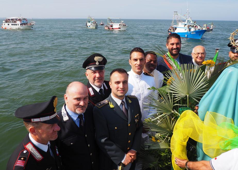 Corteo di barche per la regina 
