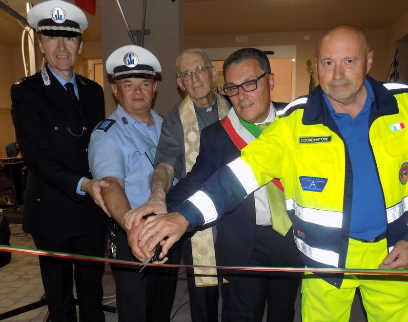 Bandiere, note e applausi per il nuovo Centro civico 