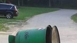 Vandali rovesciano i bidoni della raccolta del vetro al lido