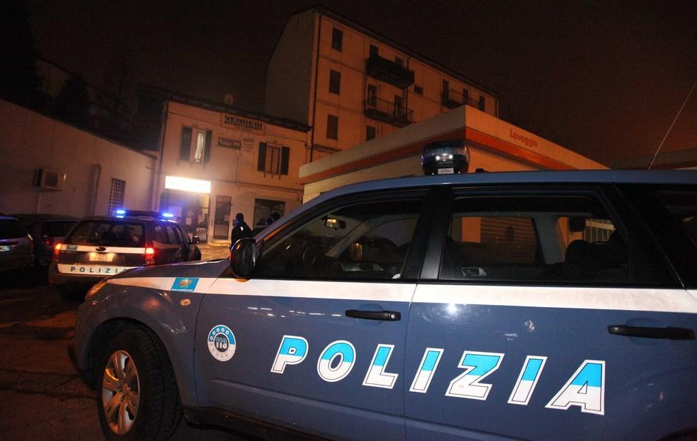 Via Emilia Ospizio, notte da incubo in due bar 