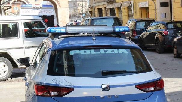 Si finge amica e deruba l’anziano con un abbraccio