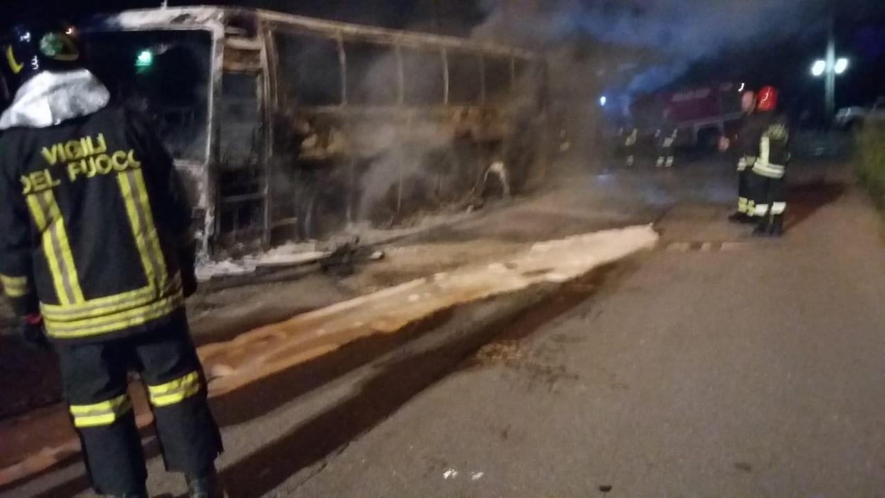 Fiumalbo, pullman a fuoco nella notte